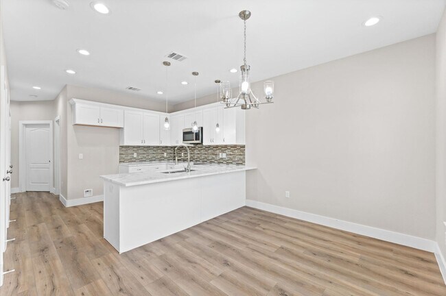 Building Photo - Fashionable Home Not Far From Downtown & M...