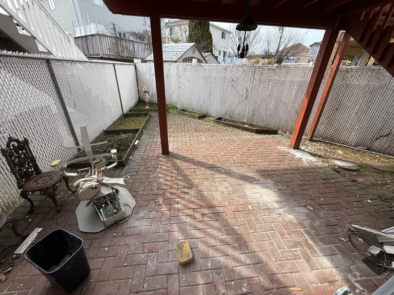 Building Photo - 27 Oceanside Ave