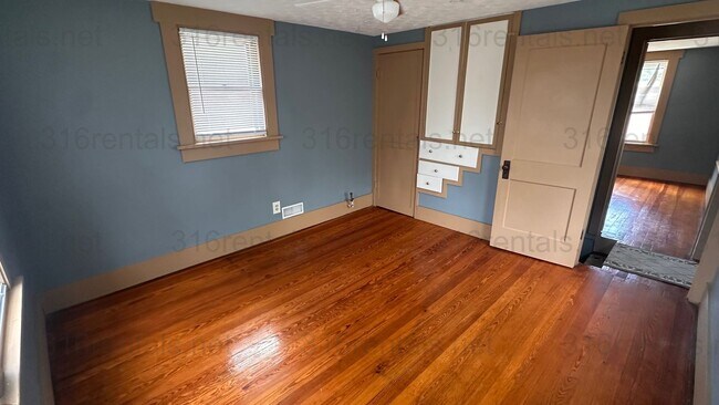 Building Photo - $1595 - 5 bed 2 bath - Single Family Home ...