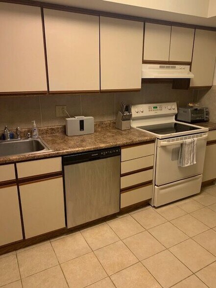 Building Photo - 62 Cavendish Dr