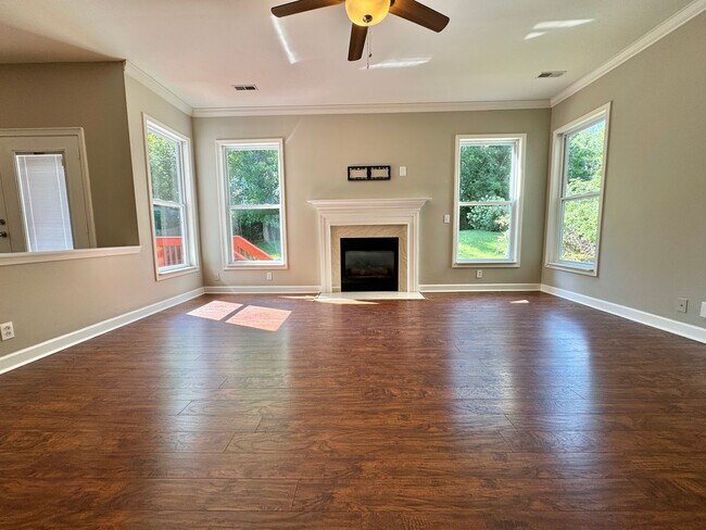 Building Photo - 3 Bed, 2 Offices, 2.5 Bath w/ 2 Car Garage in McKays Mill