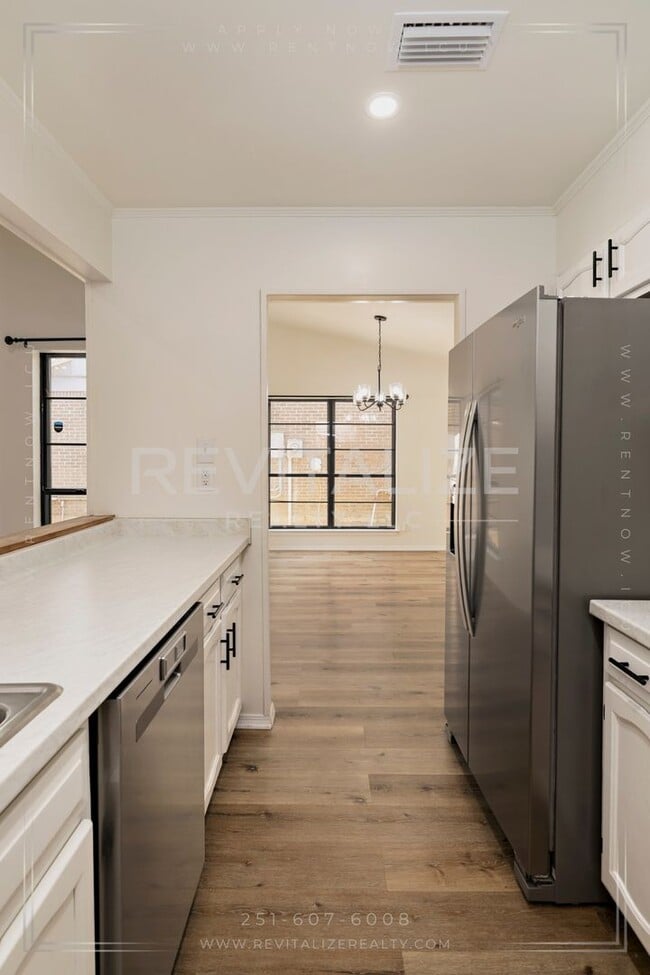 Building Photo - Gorgeous 3 Bedroom/2 Bathroom Home in West...