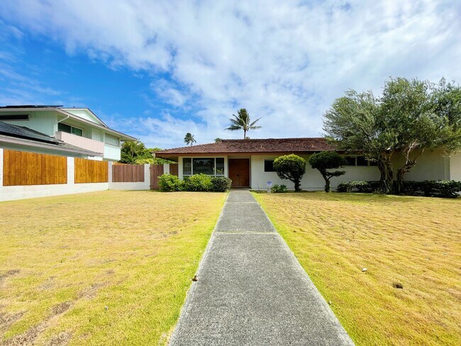 Primary Photo - 4/2 Pet Friendly Spacious Beachside Kailua...
