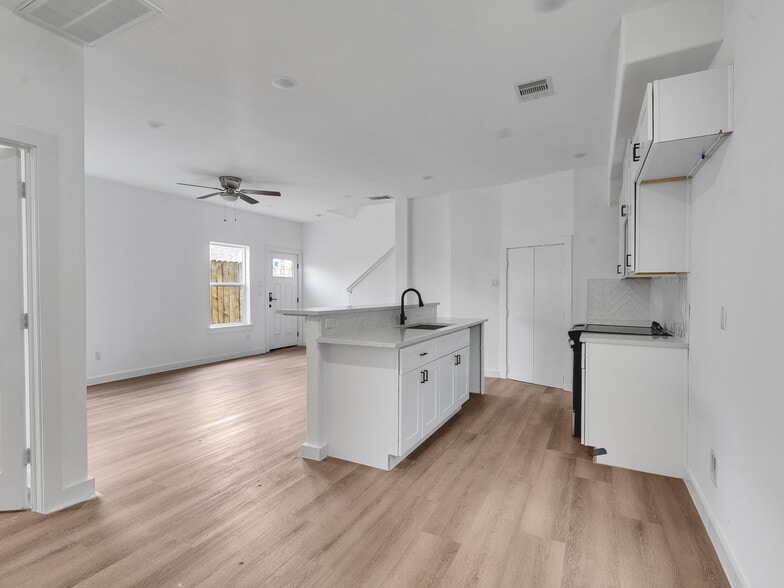 Building Photo - 8627 Homewood Ln