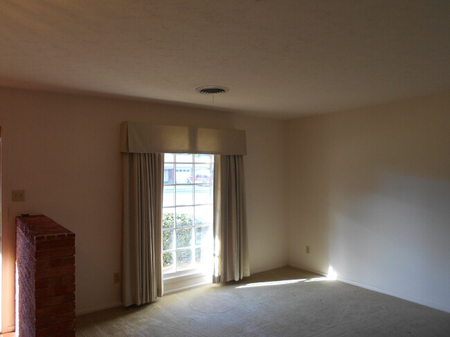 Building Photo - Incredibly preserved older home in a matur...