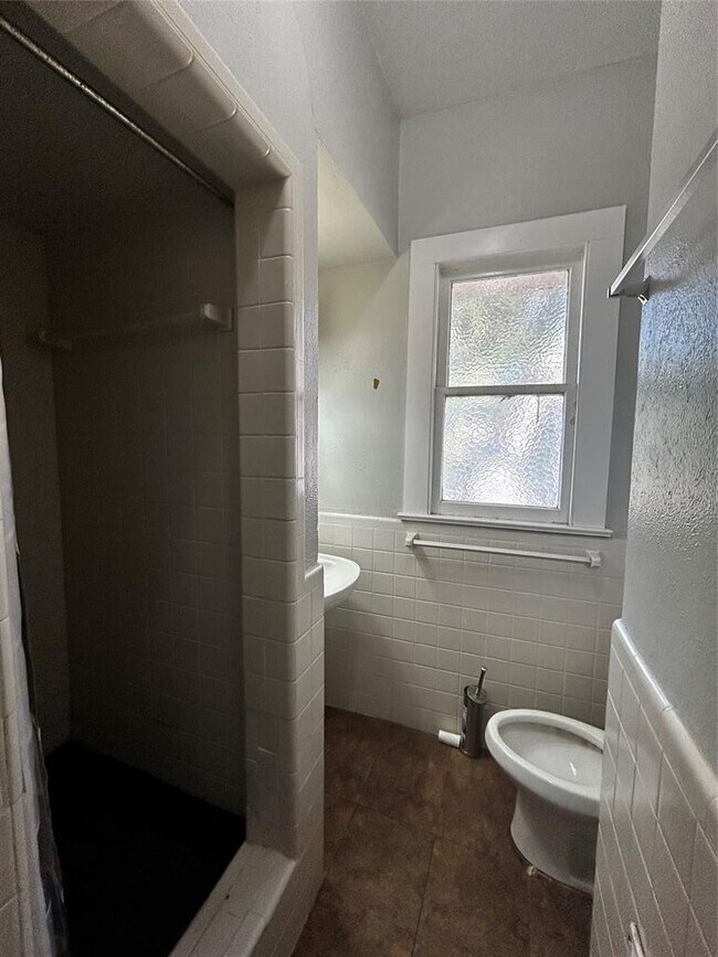 Building Photo - 903 W 30th St