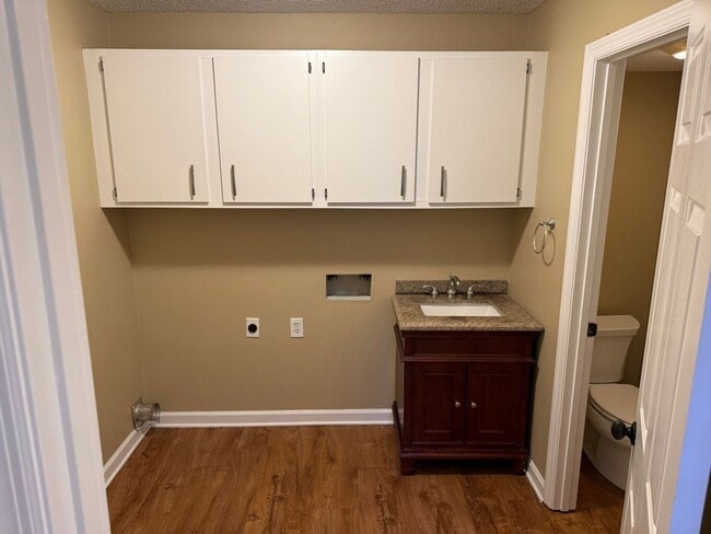 Building Photo - ** Holiday Special ** No rent until January 1st, 2026 plus $100 CASH bonus - Exp. 12/31/25