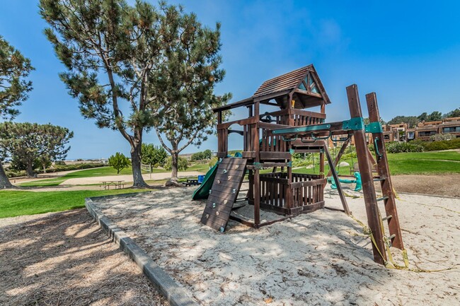 Building Photo - Del Mar Furnished Townhome with Ocean View...