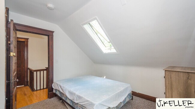 Building Photo - 931 Dewey Ave