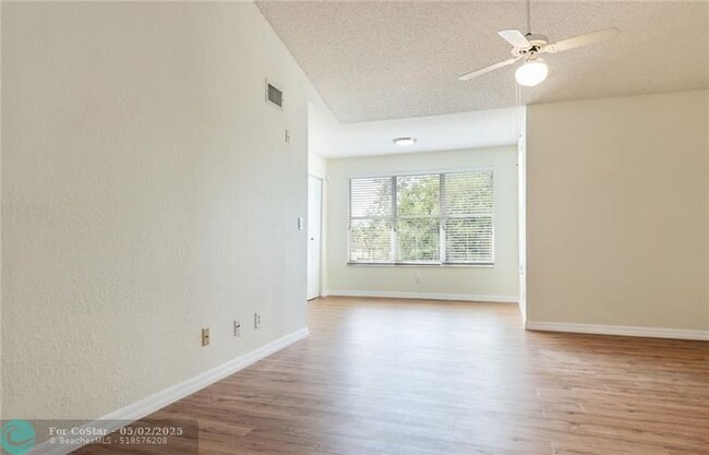 Building Photo - 417 Vista Isles Dr