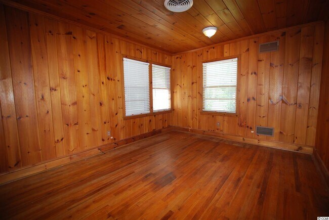 Building Photo - 402 50th Ave N