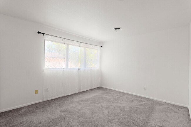 Building Photo - 2 Bedroom, 1.5 Bathroom Townhome-Style Condo in Tanasbrook, Near Tanasbourne!