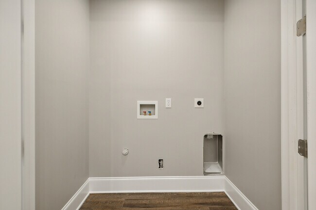 Building Photo - 3900 Lakeshore Blvd E