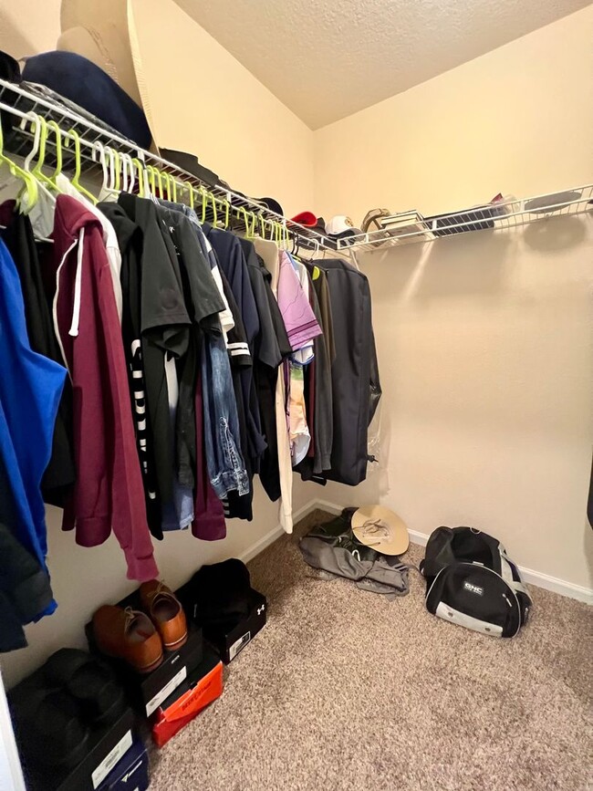 Building Photo - Available 11/1/24 Three bedroom two bath h...