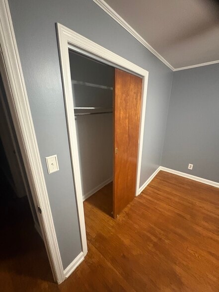 Building Photo - 648 E 6th St