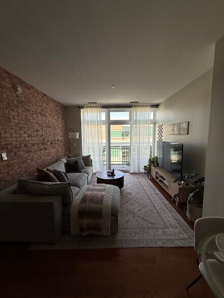 Building Photo - 140 S River St