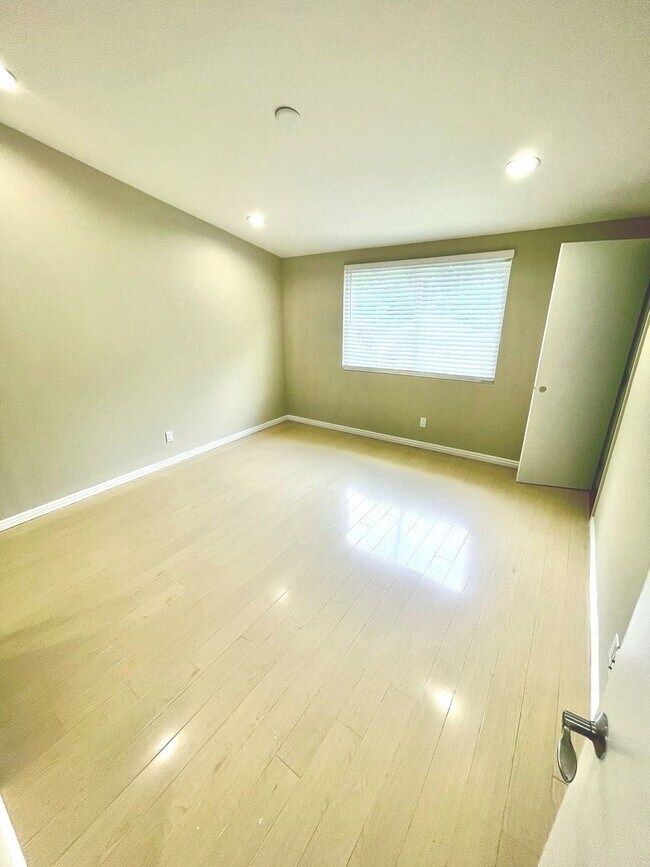 Building Photo - Beautiful house, 2bd+den/1.5ba HOME on the hillside of Granada Hills.