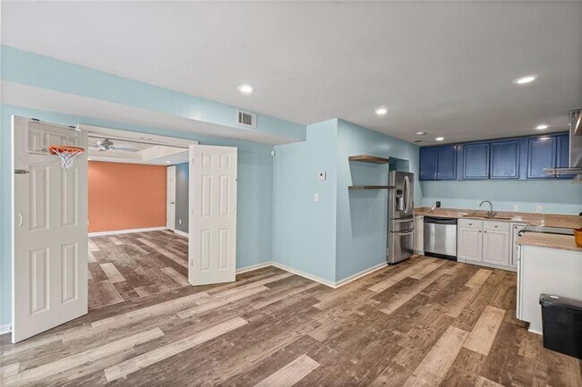 Building Photo - 12857 Waterside Dr