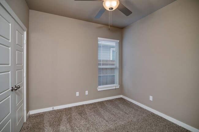 Building Photo - GORGEOUS 3 BEDROOM DUPLEX LOCATED IN MIDLO...