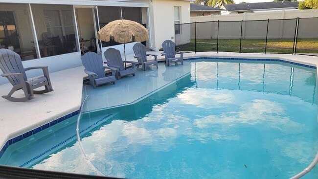 Building Photo - 365 NW Hibiscus St