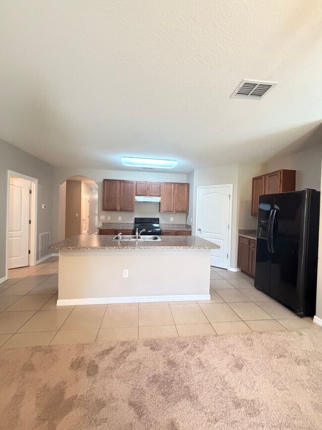 Building Photo - 4 Bedroom, 2 bathroom, spacious home in Winter Haven ...