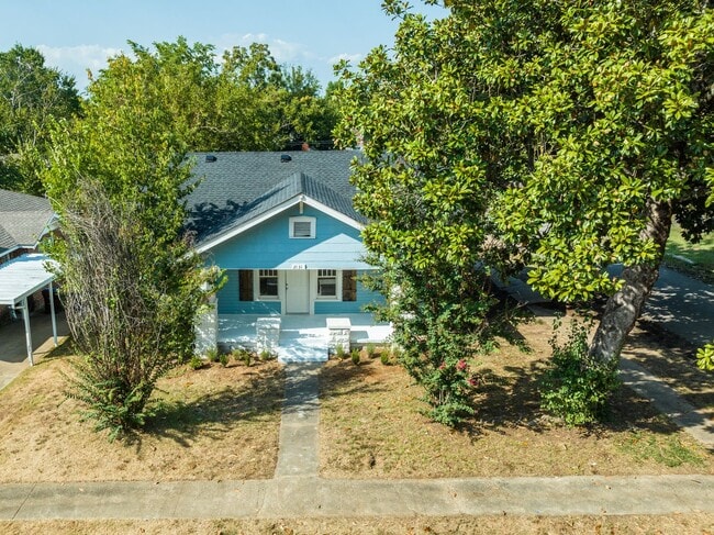 Building Photo - Freshly Updated 2 Bedroom House