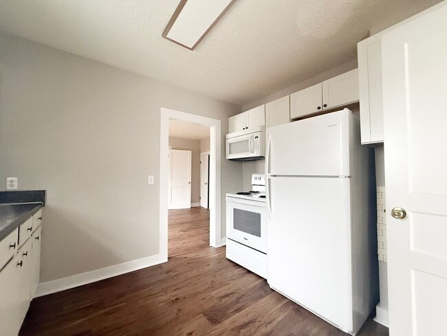 Building Photo - Single-Level 1-Bedroom Duplex with Yard and Covered Porch in Sparta