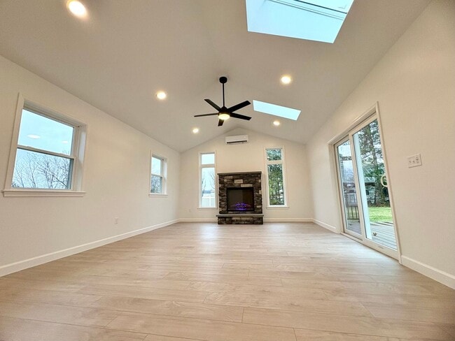 Building Photo - Newly Built 3 Bedroom 1.5 Bathroom Available in Spring Grove!