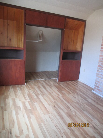 Building Photo - 102 4th St W