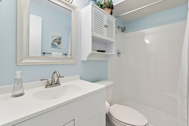 Building Photo - (55+) 2/2 Furnished Condo in Jensen Beach