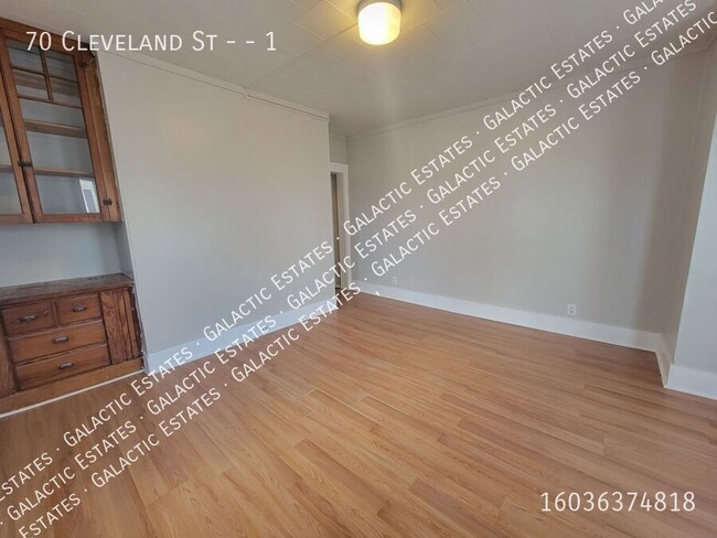 Building Photo - 1st floor spacious 3 bedroom 1 bath with b...