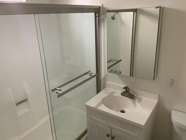 Building Photo - Stunning 1 Bedroom