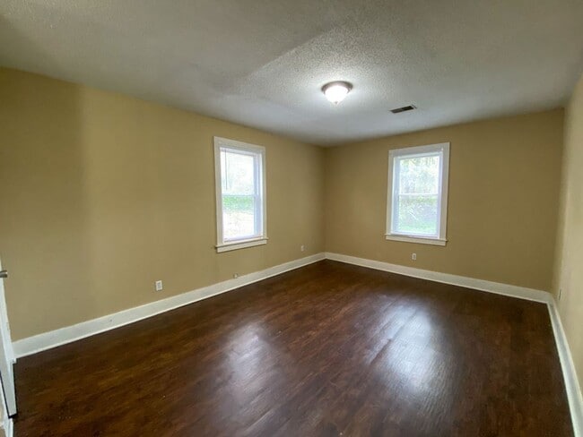 Building Photo - 3 bed, 2 bath near Highland and Spottswood