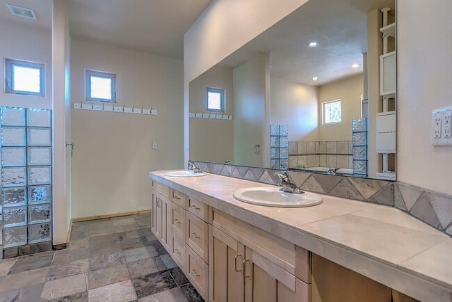 Building Photo - Gorgeous, Custom 4 bed, 3 bath Pet-Friendl...
