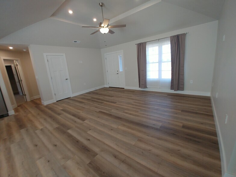 Building Photo - 1421 W Todd Ln