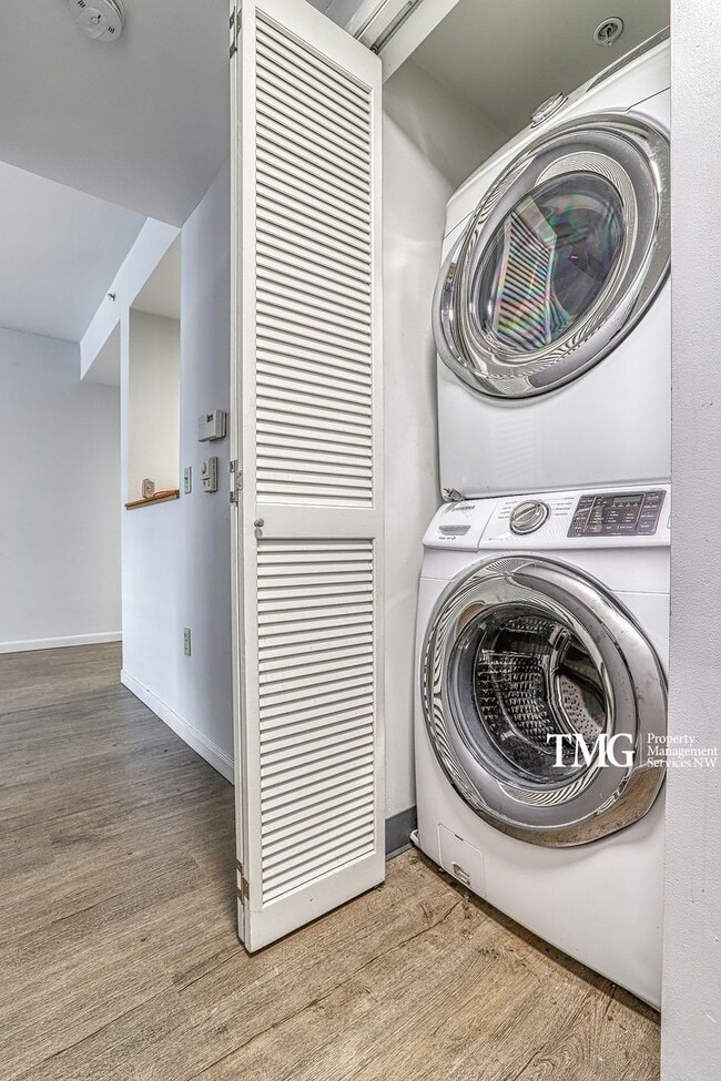 Building Photo - 2 Bed 2 Bath Downtown 3rd Floor Condo Wate...