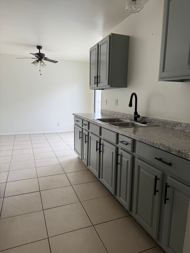 Building Photo - 305-302 N Dwyer Pl