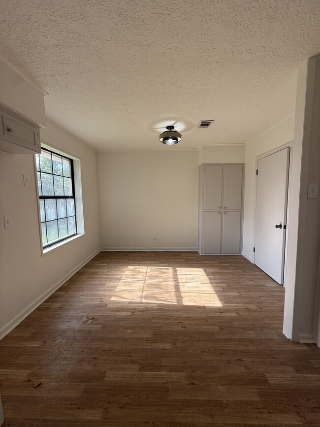 Building Photo - 880 Lockwood Dr