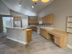 Building Photo - Spacious 4-bedroom, 3-car garage home feat...