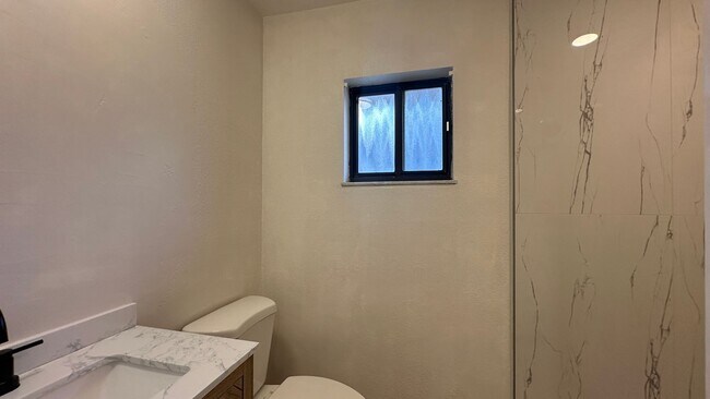 Building Photo - 616 Iris St