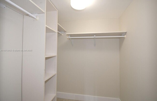 Building Photo - 3701 N Country Club Dr