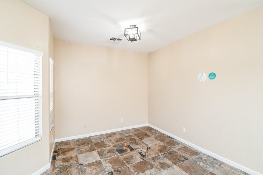 Building Photo - 810 E Rossi Ct