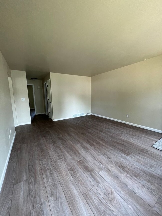 Building Photo - 1212 E Sylvan Ave