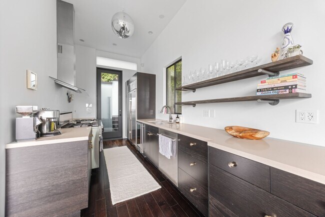 Building Photo - Architectural Contemporary with Panoramic ...