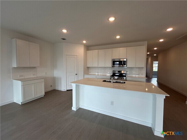 Building Photo - 728 Horsetail Ln