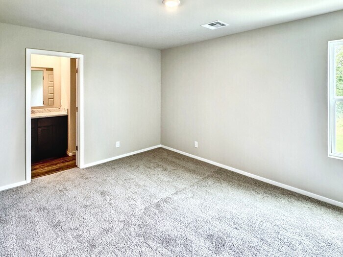 Building Photo - 8319 E Queens St