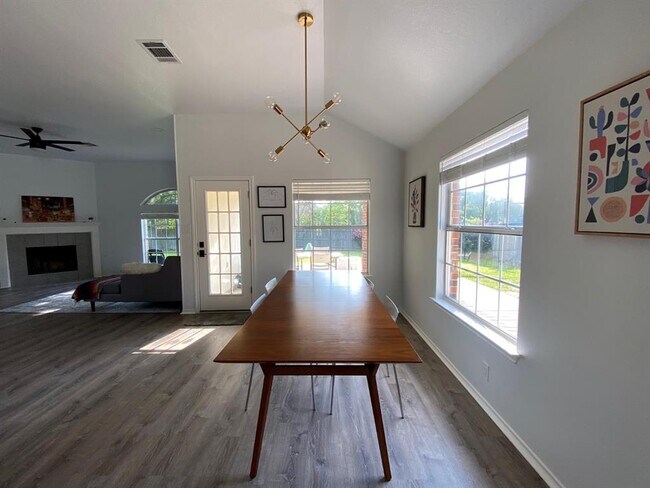 Building Photo - 2623 Goldfinch Dr