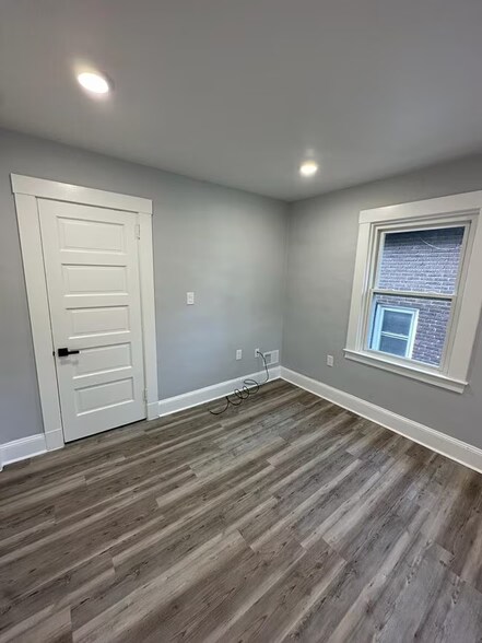 Building Photo - 3370 Parkview Ave