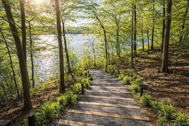 Building Photo - 15 Lake View Ct