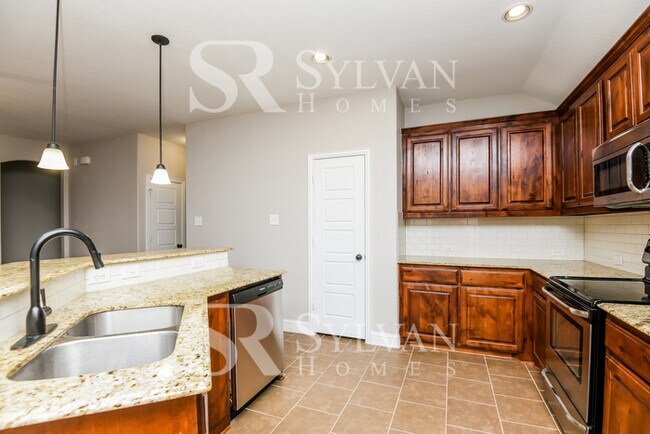 Building Photo - Prepare to be impressed by this 4bedroom, 2.5 bathroom home